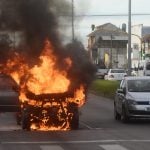 Video: repentino incendio de una camioneta en un semáforo