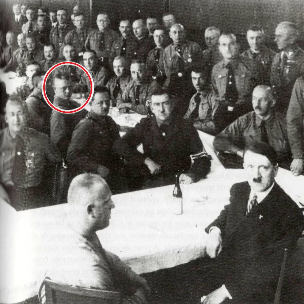 Hitler en primer plano y Wilhem Walter Kutschmann en el círculo destacado.