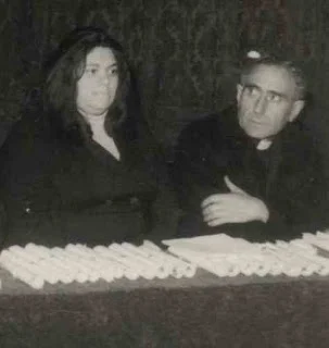 María del Carmen Maggi junto al obispo Eduardo Pironio en una colación de grados en la Universidad Católica.