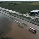 Por la inundación, un micro que venía de Rosario a Mar del Plata quedó varado en la ruta 9