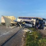 Choque frontal entre un micro y un camión en ruta 3: hay al menos cuatro muertos