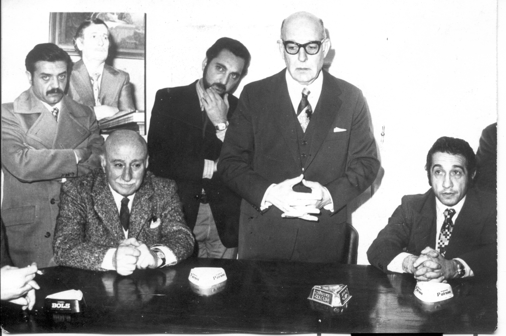 En la entonces Universidad Provincial, de izquierda a derecha, Eduardo Cincotta, Josué Catuogno (rector), Pedro Arrighi (parado) y Roberto Comaschi.