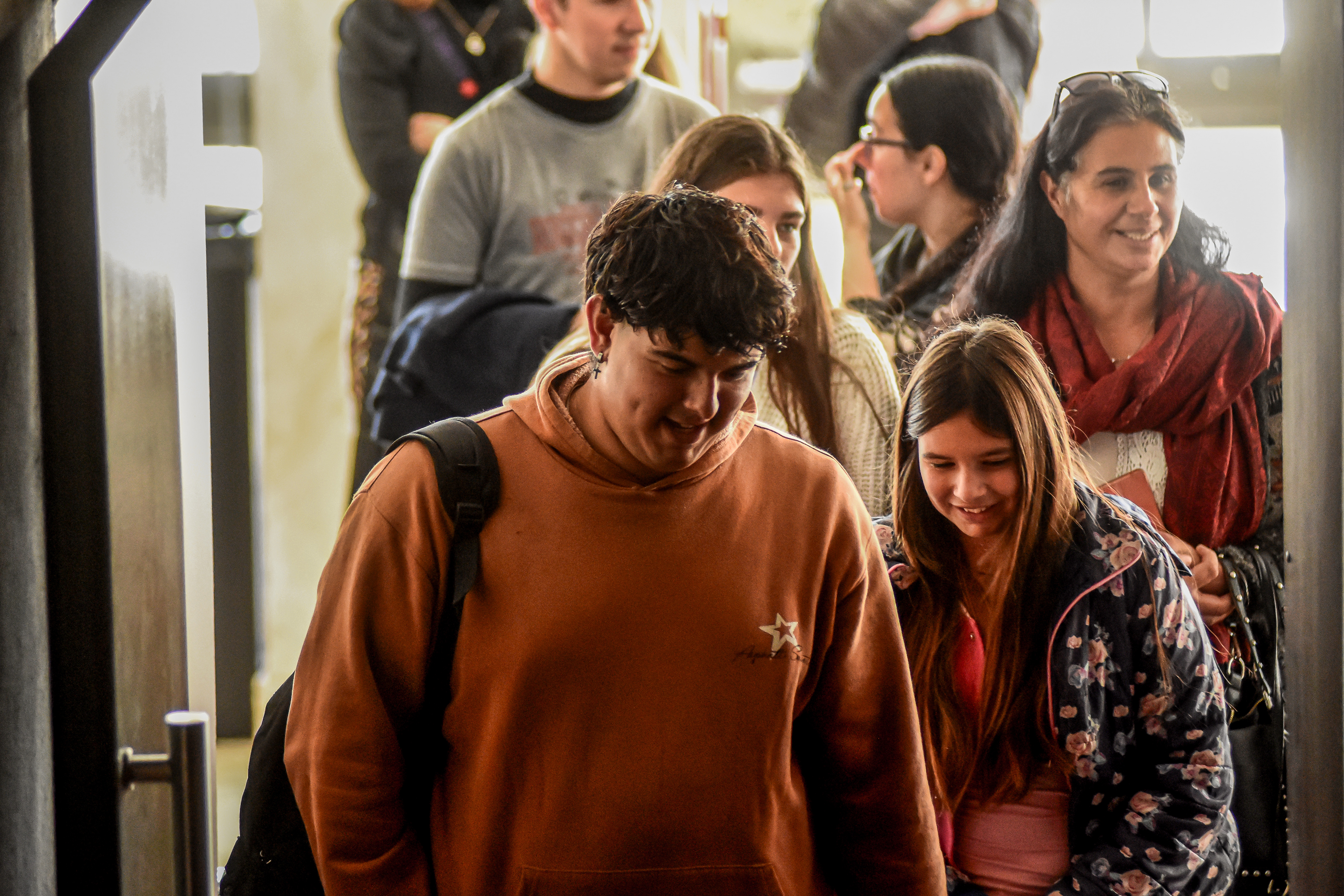Jóvenes ingresan a la sala.