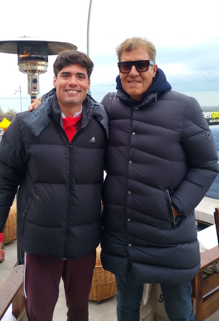 El empresario Marcelo Cardellino posa junto al atleta quilmeño Fausto Alonso, entrenado en Mar del Plata por Oscar Raimo.