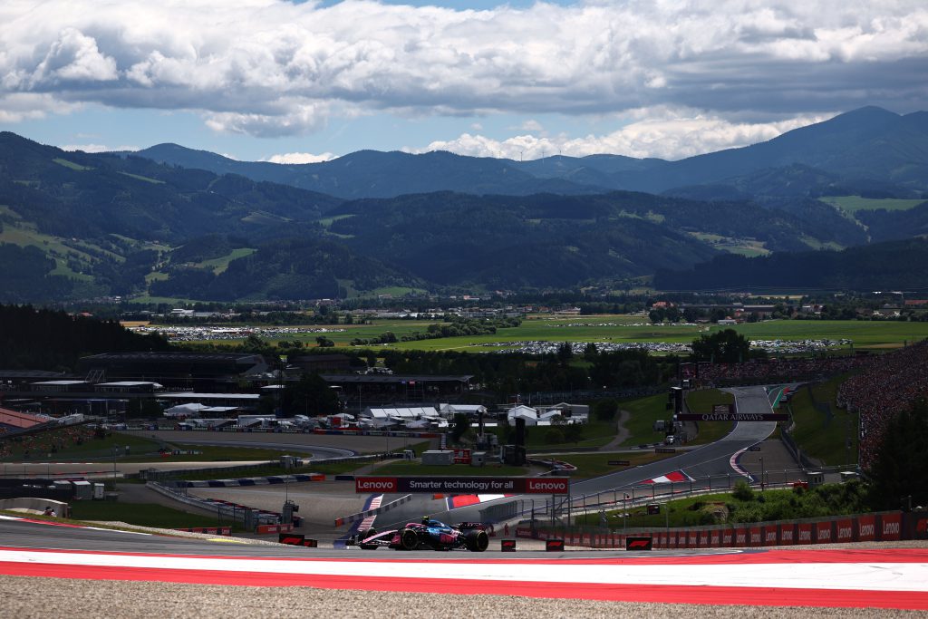 El Alpine de Franco Colapinto dobla en una de las cabeceras del Red Bull Ring, en Spielberg.