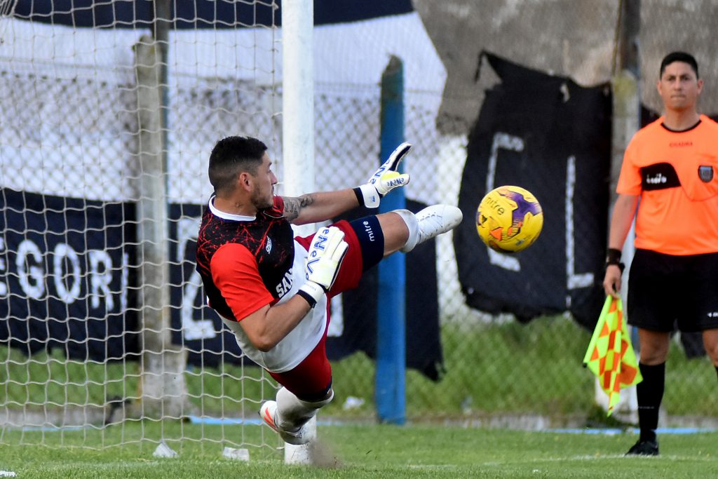 Hernán Álvarez contiene un penal para San Lorenzo en la cancha de Nación.