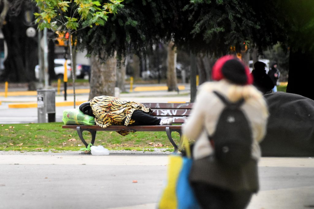 Sin techo y con frío: en Mar del Plata se registra este un año de un mayor número de personas durmiendo en la calle. 