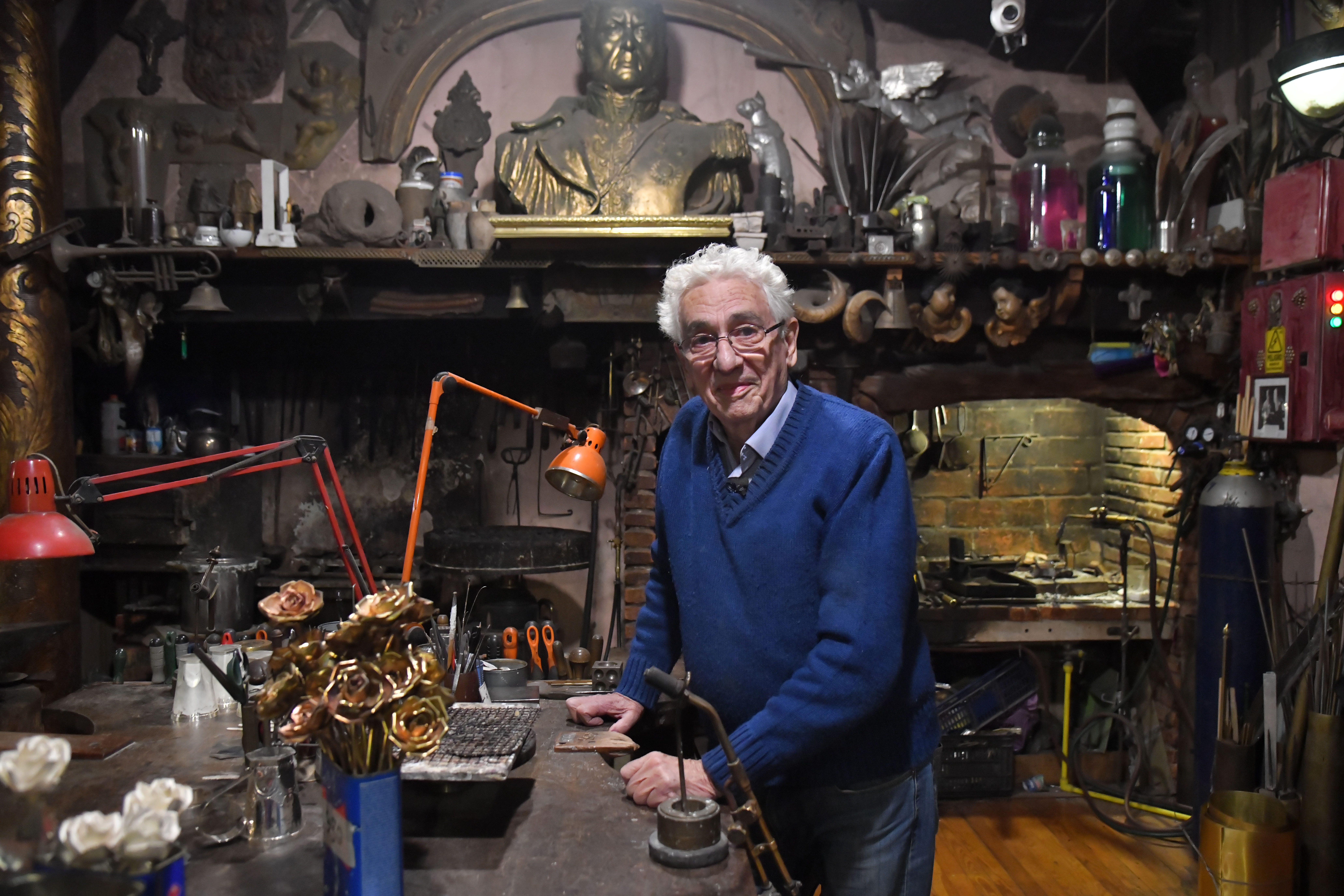 El orfebre Pallarols crea en Argentina un cáliz de la paz, hecho con balas, para León XIV