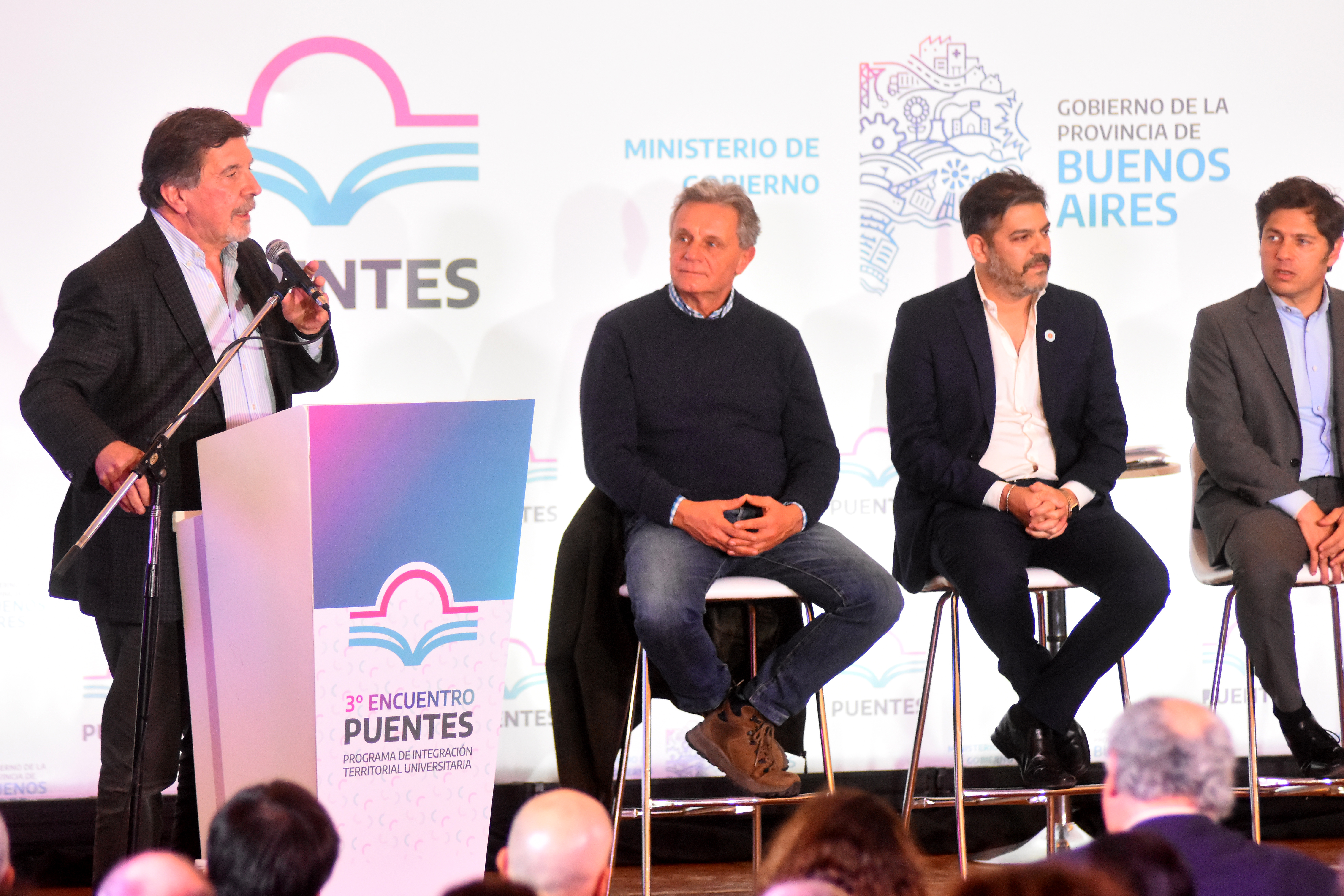 Gustavo Pulti participó junto a Kicillof del cierre del tercer encuentro del programa Puentes en el Gran Hotel Provincial. 