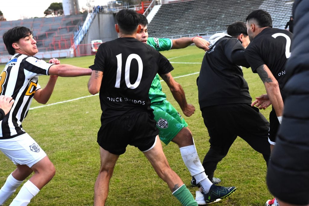 EL BOCHORNO DESPUÉS DEL JUEGO Y ANTES DE LA VUELTA OLÍMPICA
