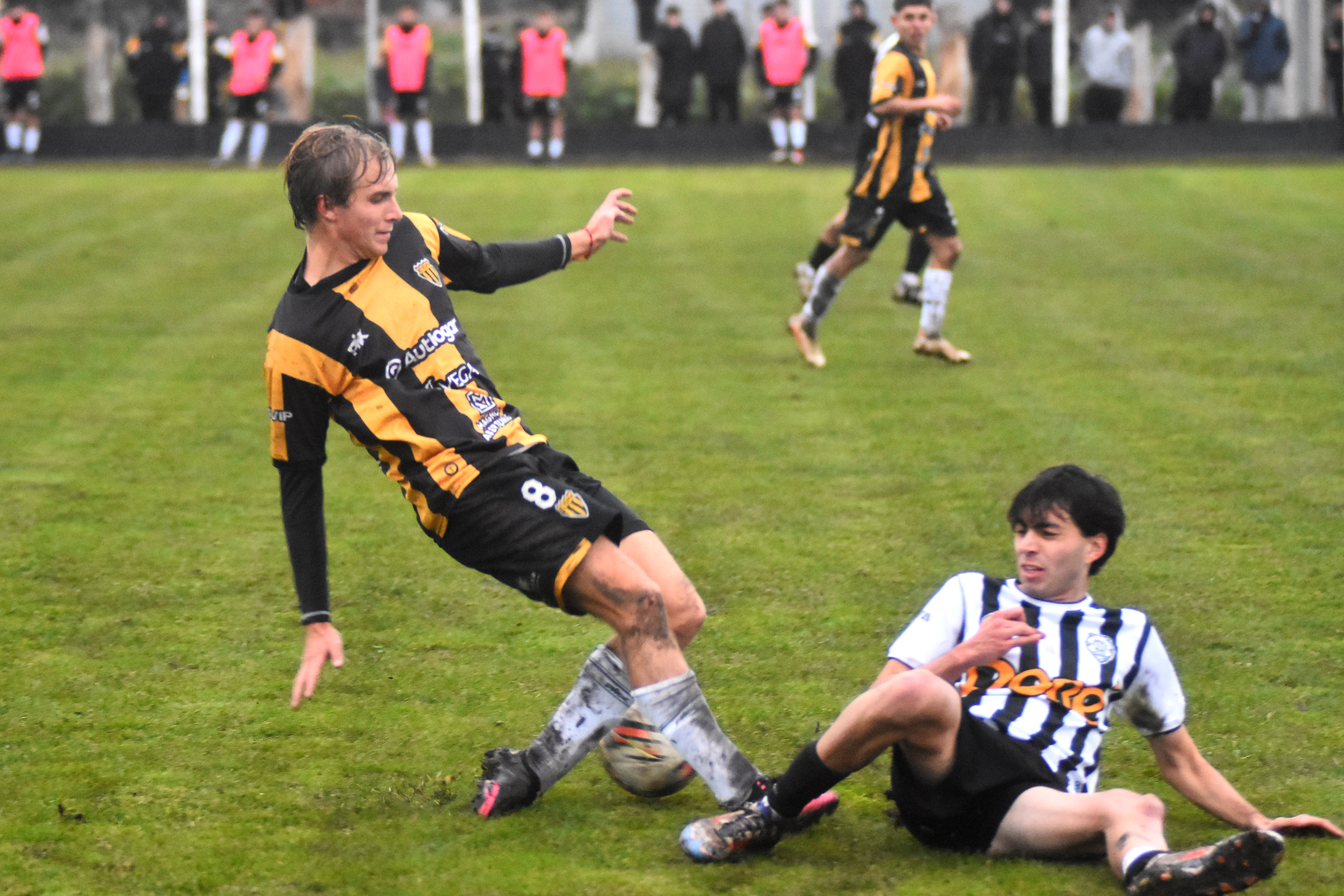 Juan Segundo Rojas y Ezequiel Noto, dos de los buenos volantes que tiene el fútbol marplatense. El de Norte jugó un partidazo. Fotos Mauricio Arduin