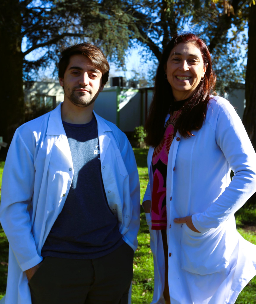 El becario Gastón Ojeda Rossi y la directora de su tesis, Mirta Menone.