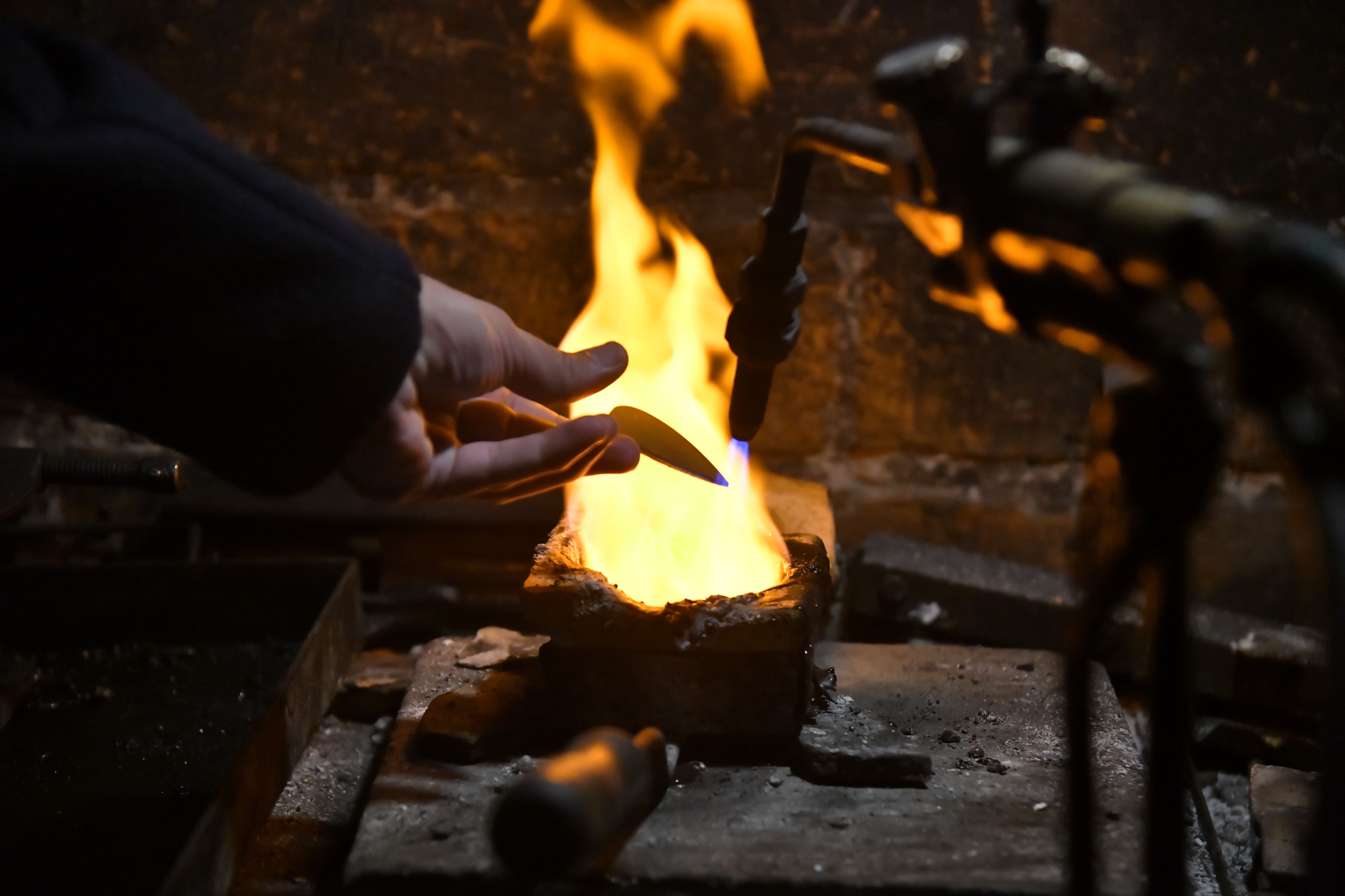 El orfebre Pallarols crea en Argentina un cáliz de la paz, hecho con balas, para León XIV