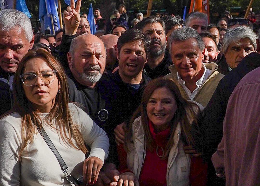 Gustavo Pulti junto a Axel Kicillof en Plaza de Mayo.