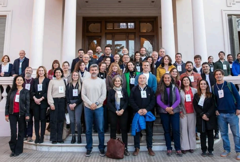 Las 15 delegaciones frente al Museo Carlos Alonso, 10 de Junio 