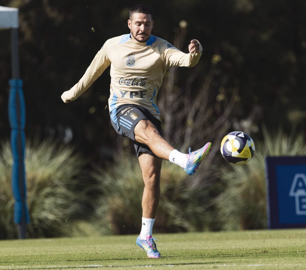 Emiliano Buendía durante la práctica de este lunes en Ezeiza.