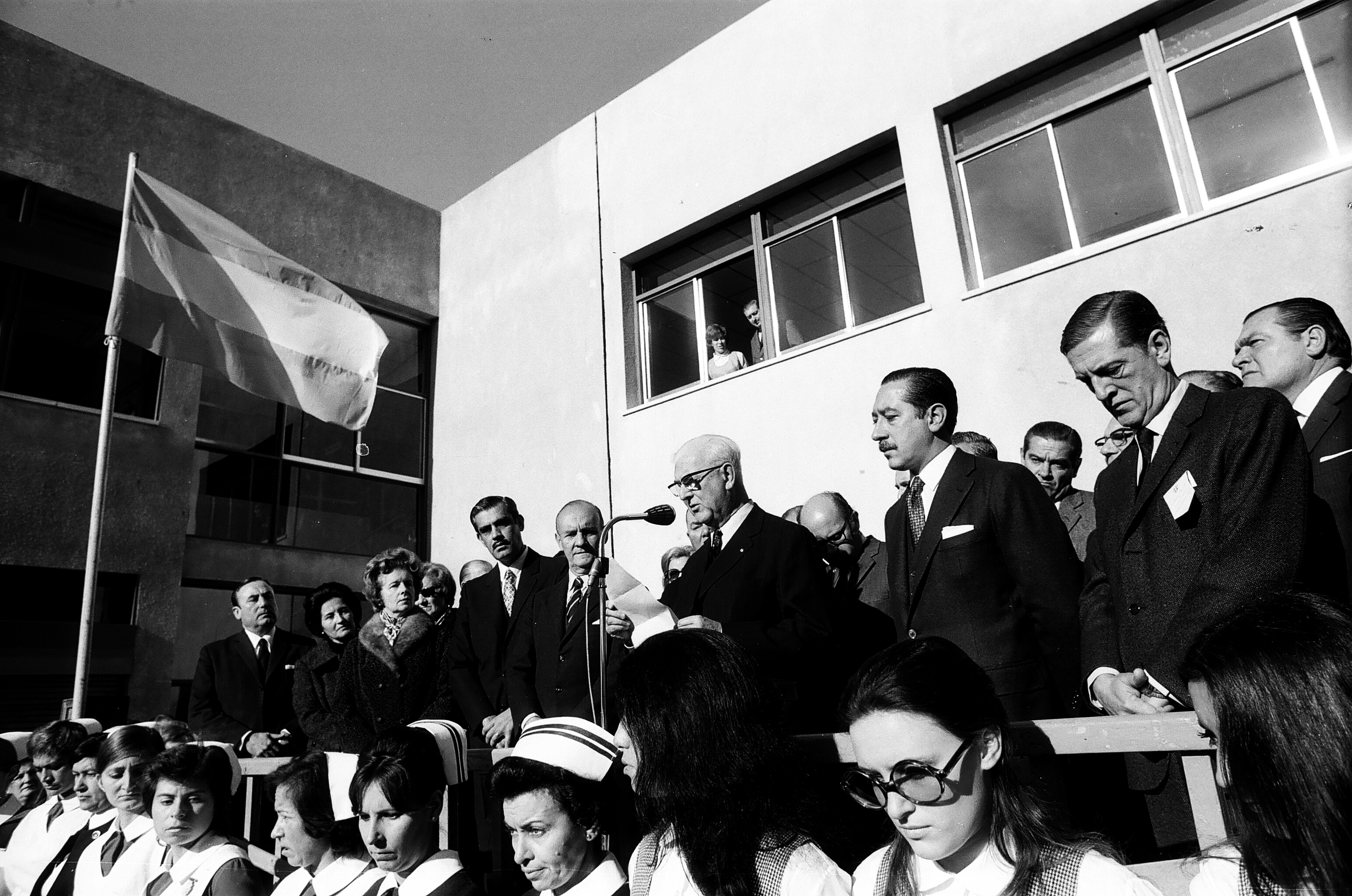 Acto de inauguración del HCP el 30 de mayo de 1971. Discurso del profesor doctor Mario Brea, decano de la Facultad de Medicina de la Universidad de Buenos Aires junto al doctor Marcelo Díaz Cano, Cnl (R) Pedro Martí Garro, Monseñor Enrique Rau, el ministro de Gobierno de la provincia, José de San Martín, doctor Horacio González Esquivel, doctor Enrique Malamud, doctor Ezequiel Holmberg, entre otros.