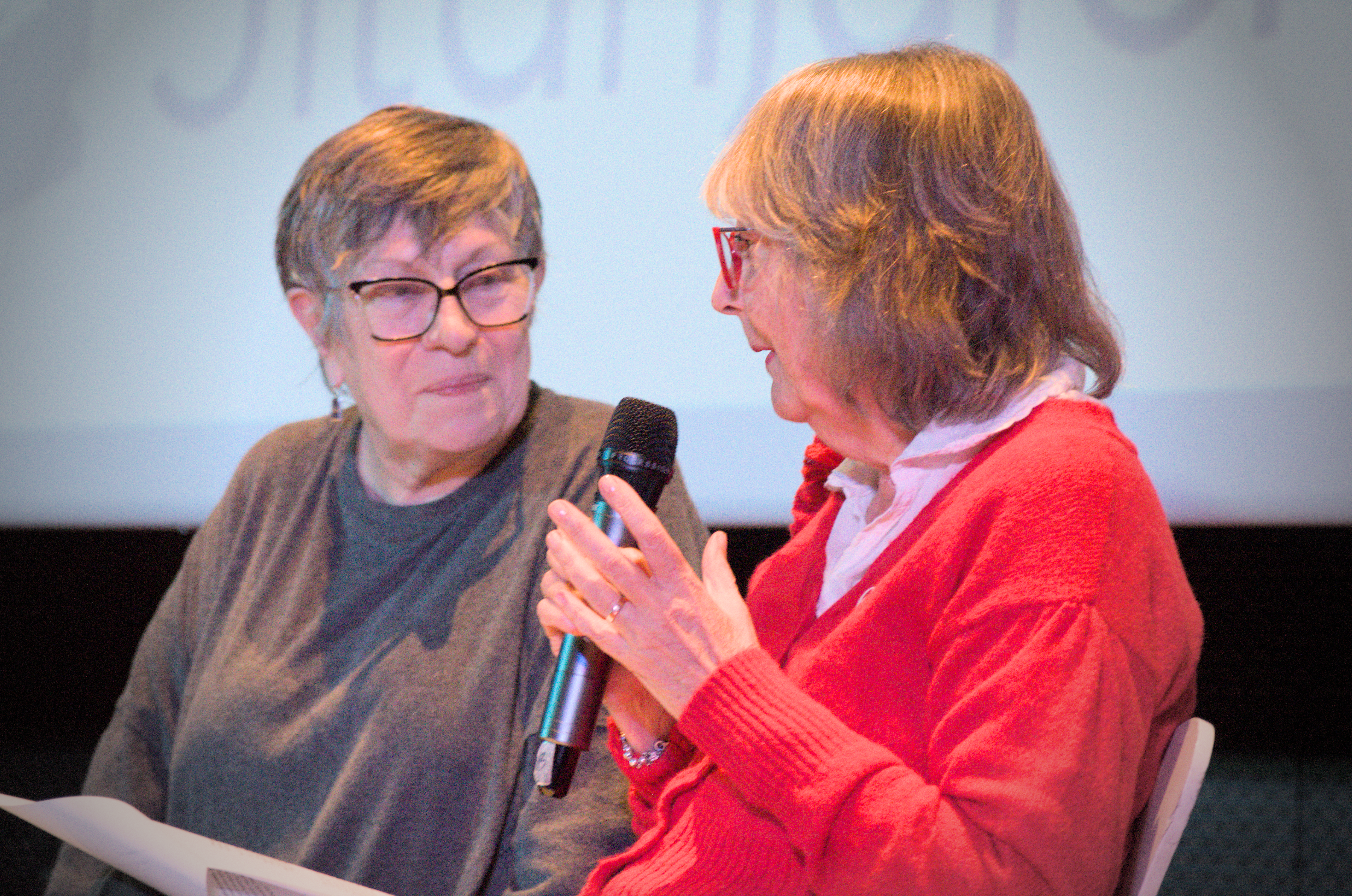 María Teresa Andruetto, quien recibió el Doctorado Honoris Causa otorgado por la UNMdP, y Elena Stapich, socia fundadora de la ONG Jitanjáfora.