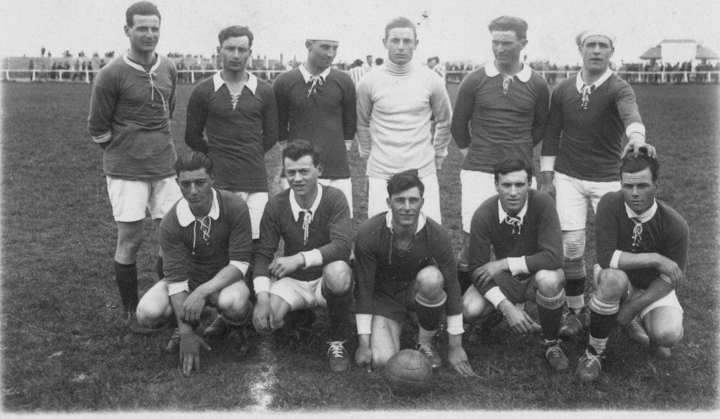 Mario Della Torre, con la polera clara, se impone en el centro de una formación de Nación en los albores de los años '30. El suyo fue el primer invicto mayor a seis partidos en la historia del fútbol marplatense.