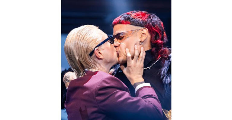 El beso de festejo entre Paco Amoroso y Ca7riel.