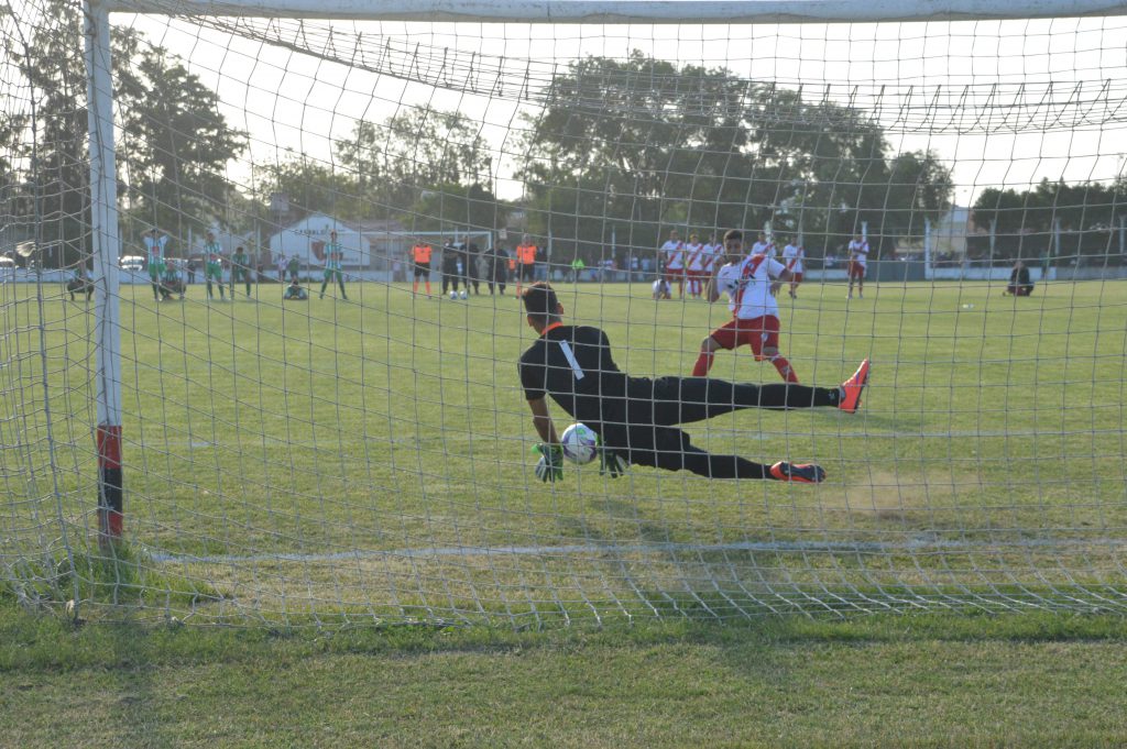 Marcos Zappacosta ataja un penal en la definición ante River de la final del Clausura 2016.