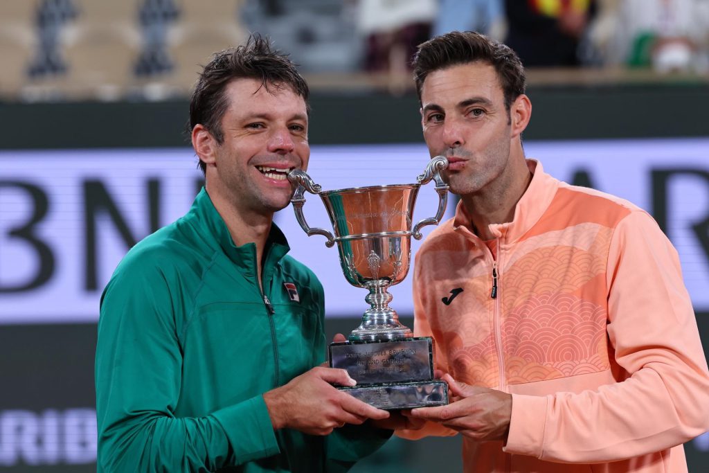 Zeballos y Granollers con el trofeo de Roland Garros.