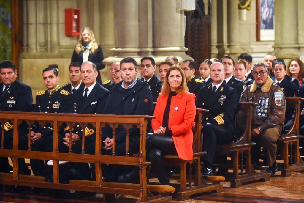 La presidenta del Concejo Deliberante, Marina Sánchez Herrero, junto a miembros de las Fuerzas Armadas. 