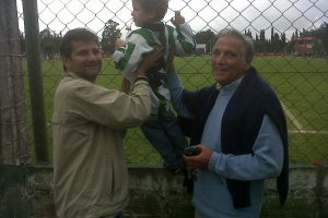 "Cholo" Ciano junto su hijo y nieto en cancha de Kimberley. Hasta no hace mucho se lo veía en los distintos escenarios deportivos.