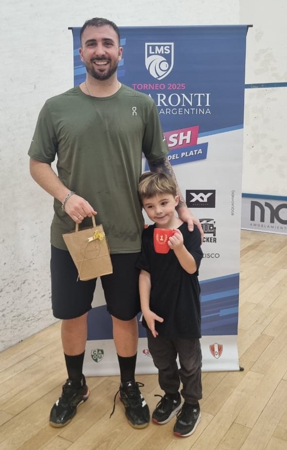 Matías Carril, campeón en primera categoría, muy bien acompañado al recibir sus premios.