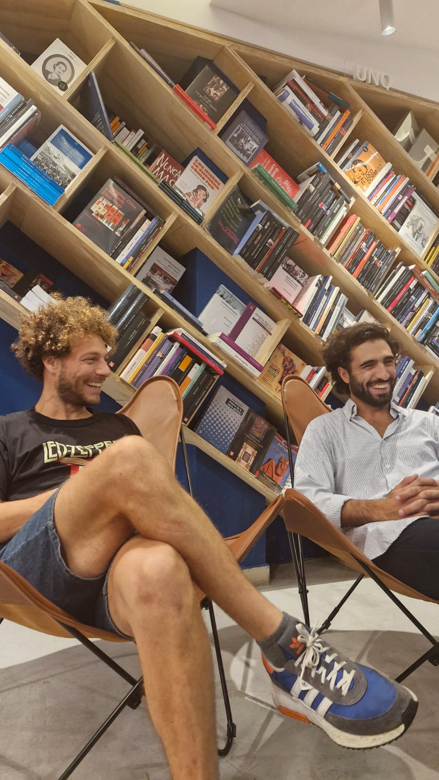 En Cataculta, Hernán Bergamaschi modera el debate y Santiago Guigue guía la degustación de vinos.