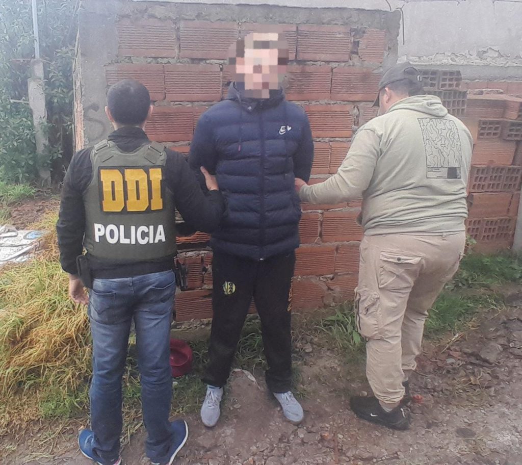 Cayó el prófugo acusado de asesinar al albañil y herir de gravedad a su hijo