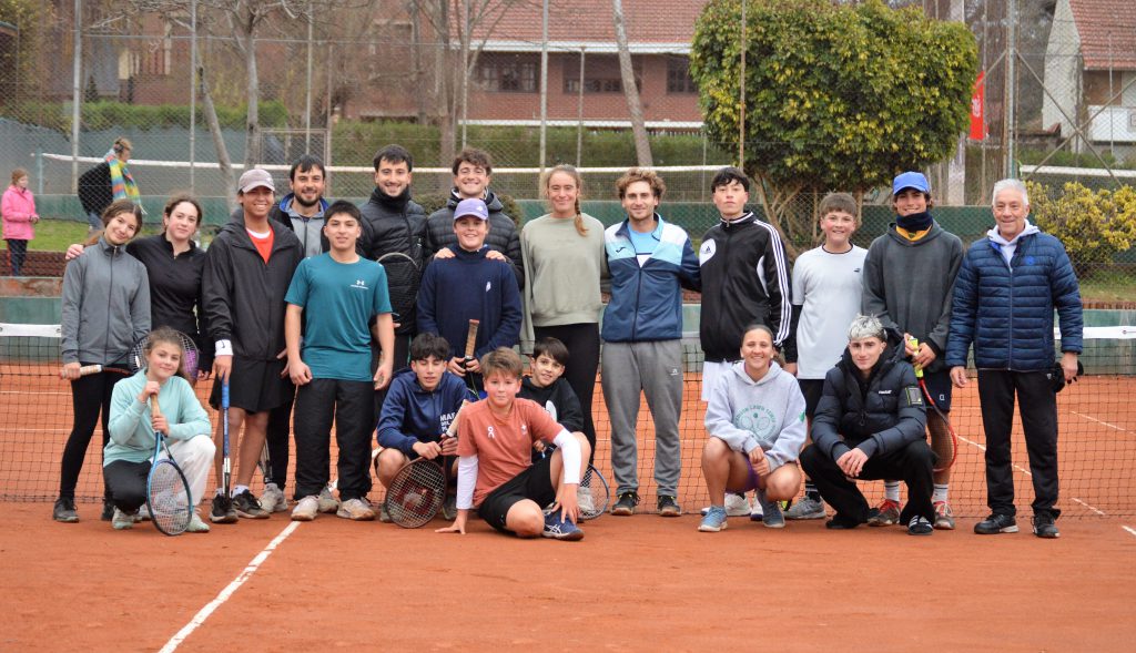 Solana Sierra con Horacio Zeballos y alumnos de competición del Edison Lawn Tenis.