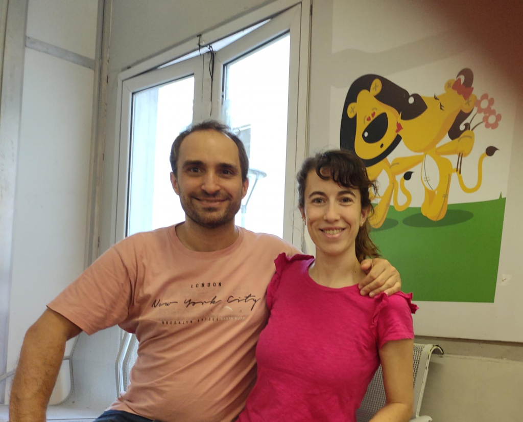 Luciana y Gustavo, junto a su hija en el Garrahan. Ella misma tomó la foto y, sin querer, cubrió con su dedito la parte superior del lente.
