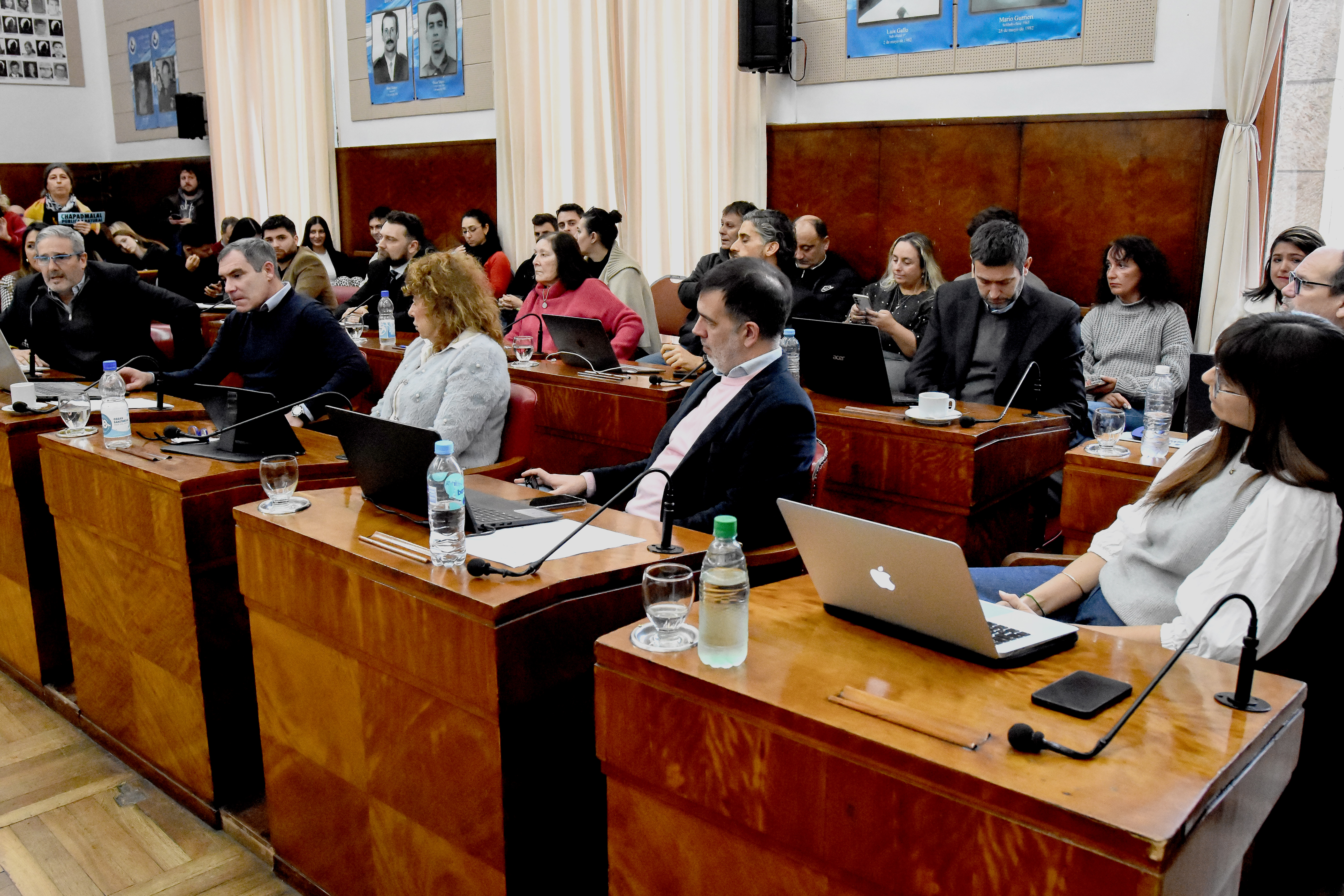 LOs radicales no hablaron, pero garantizaron los votos para que el proyecto del Minella saliera. 