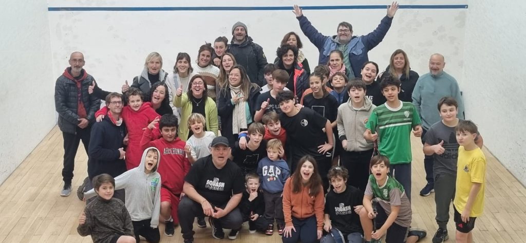 Fantástico imagen del encuentro de menores de squash en Casal.