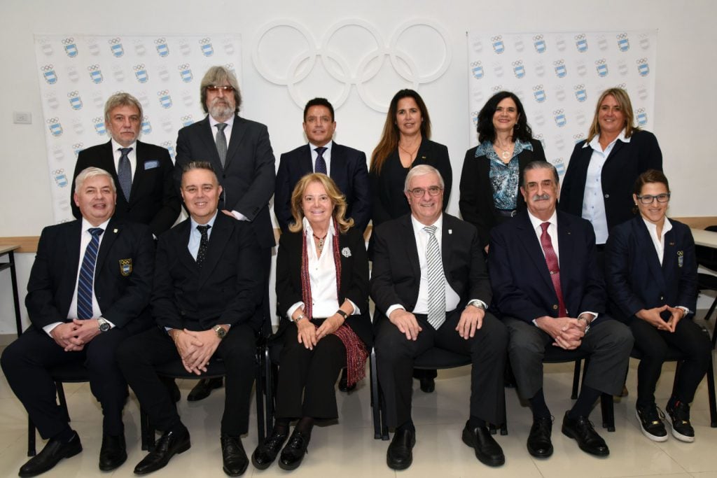 Foto: Prensa COA La Mesa Directiva del COA posa en la sede del organismo.