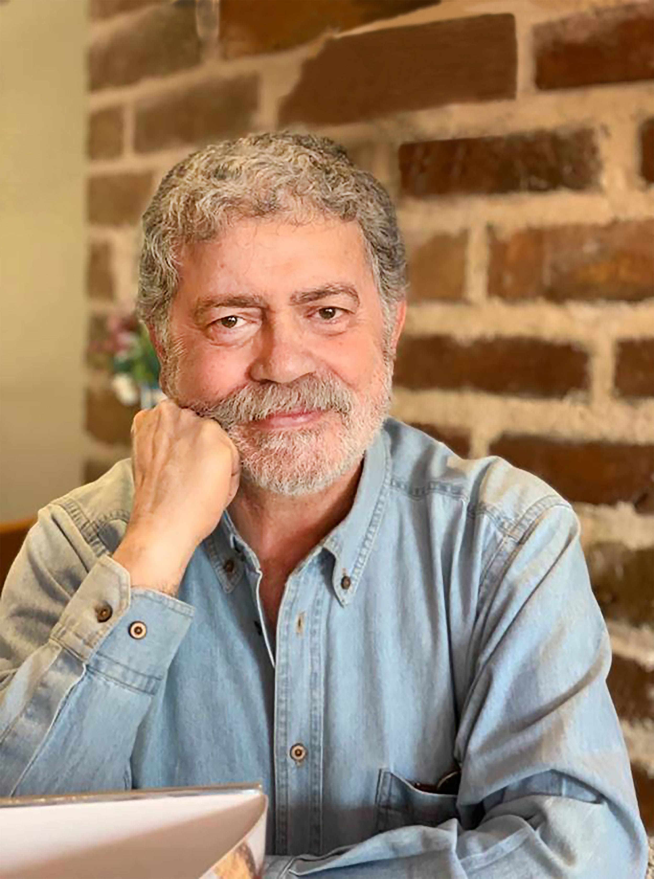 Walter Riso nació en Nápoles, aunque se crió en Buenos Aires y luego se trasladaría a Colombia. Actualmente, reside entre Barcelona y Latinoamérica.