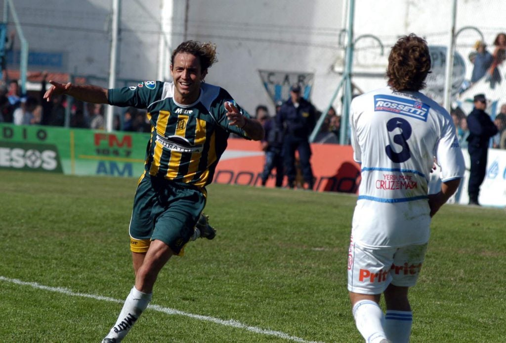 Rómulo Severini festeja uno de sus dos goles en cancha de Racing de Córdoba.