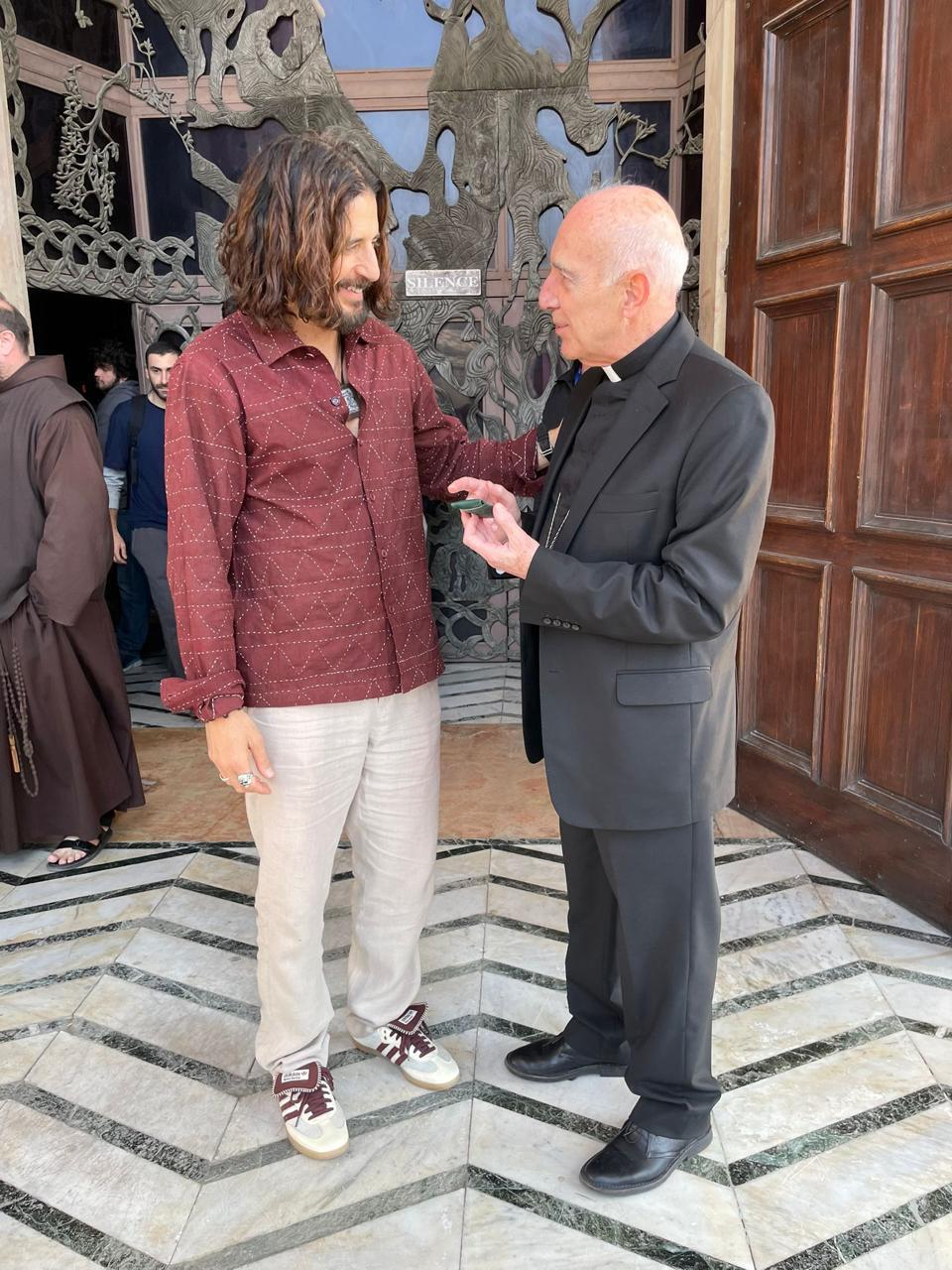 Malfa, con el actor Jonathan Roumie, que hace de Jesús en la serie The Chosen.