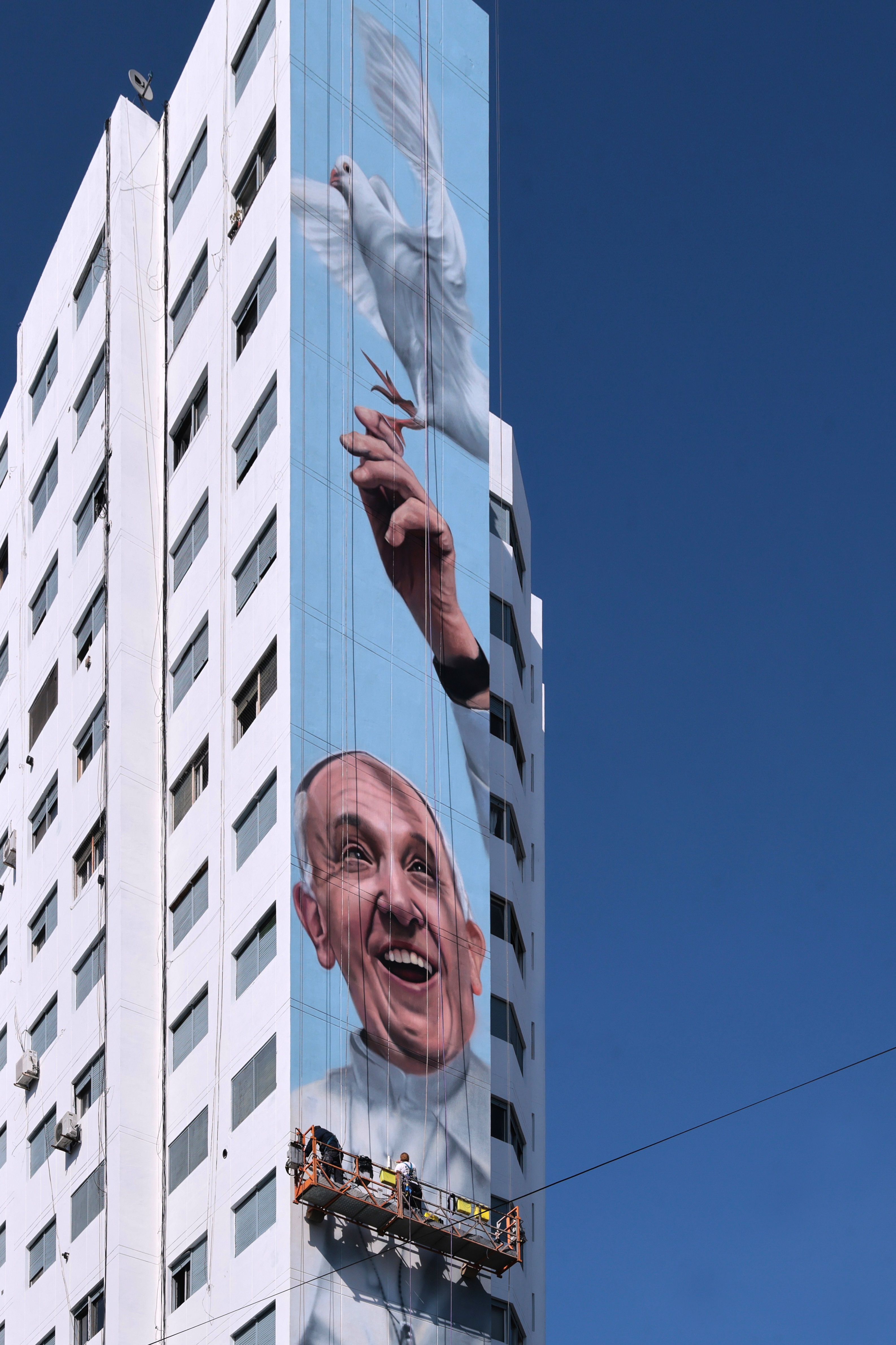 Con mural del papa Francisco, Martín Ron completa trilogía de ídolos populares argentinos