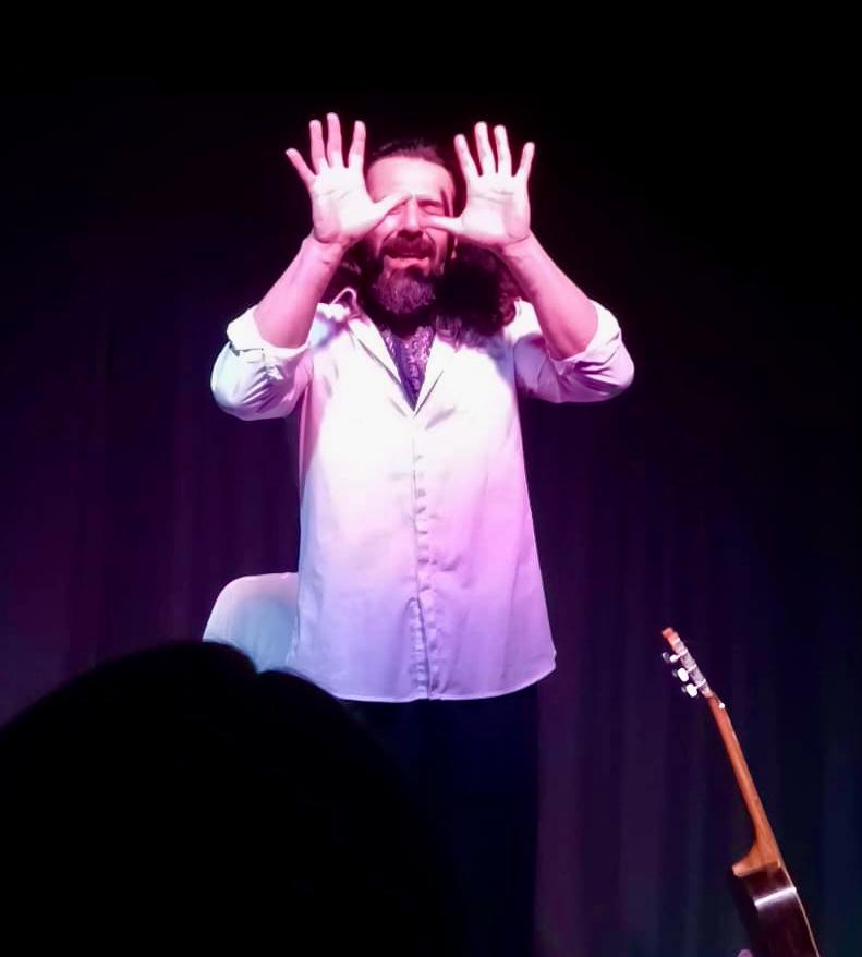 Reestrena “Por tu culpa”, unipersonal de humor que expone la fragilidad del amor