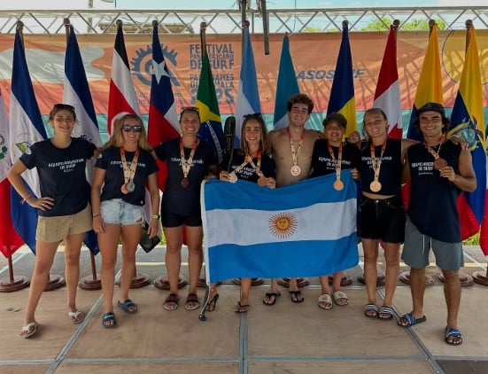 Los atletas del Stand Up Paddle, quienes aportaron cuatro medallas, junto a su entrenadora, Natalia De la Lama.
