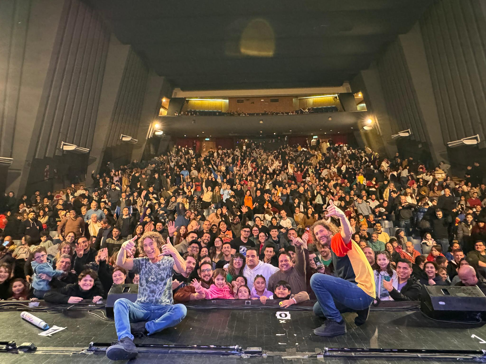 En el teatro, con el público de fondo.