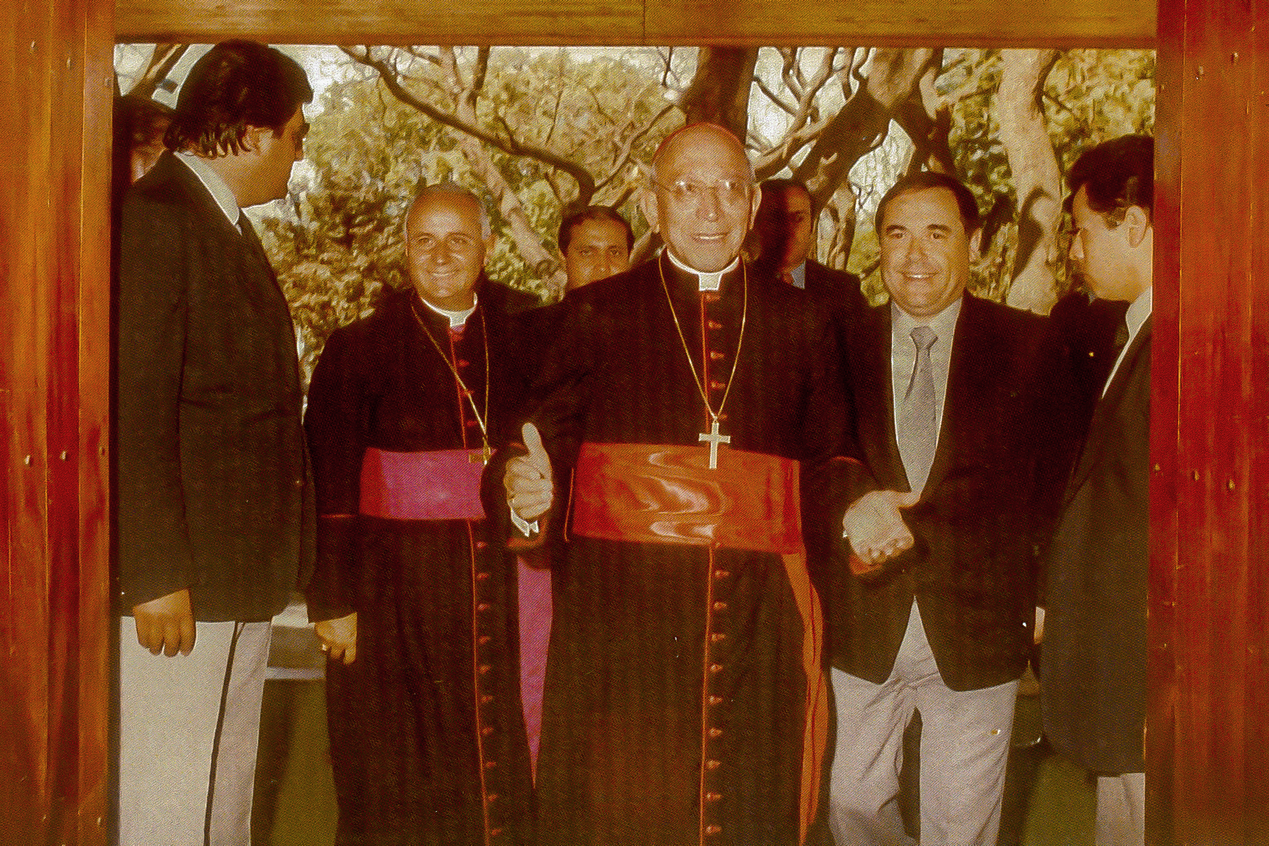 El secretario de Estado del Vaticano, cardenal Agostino Casaroli, en 1984 en Buenos Aires junto al empresario Florencio Aldrey. Casaroli fue una figura clave del tratado que puso fin a la disputa por el Canal de Beagle que casi desata una guerra entre Argentina y Chile.