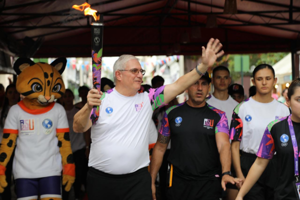 Foto: www.coarg.org.ar El presidente del COA, Mario Moccia, participó en el recorrido de la antorcha en la capital paraguaya.
