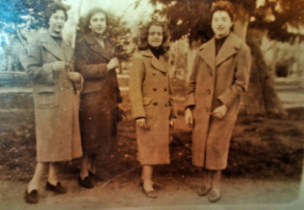 Elisa Calabrese, a sus 18 años, junto a su grupo de amigas.
