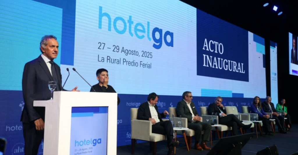El secretario de Turismo, Ambiente y Deporte de la Nación, Daniel Scioli, durante la apertura de la feria de hotelería y gastronomía "Hotelga".