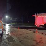 Una rama gigante cayó en la avenida principal de Sierra de los Padres y provocó un accidente