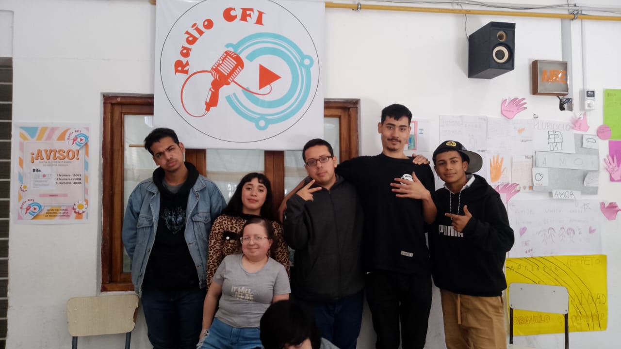 Algunos de los alumnos que participan en las transmisiones.