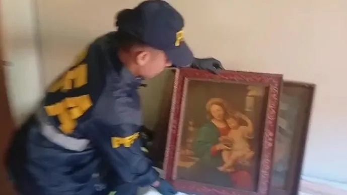 La policía secuestró algunos otros cuadros y obras de artes cuyo origen ahora será investigado.